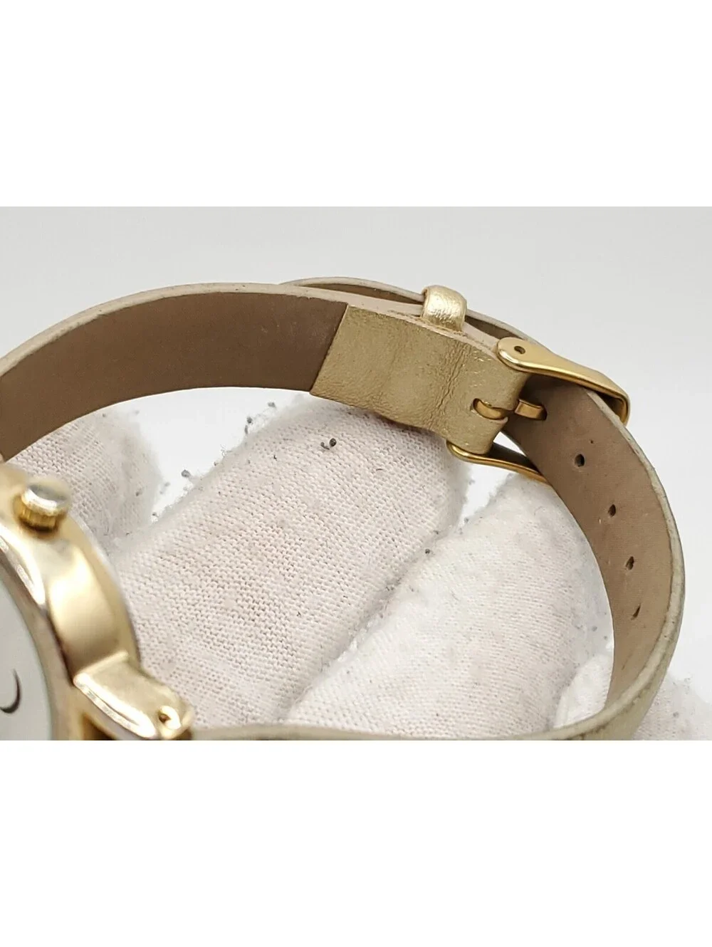 Charming Charlie Reindeer Quartz Womens Watch New Battery Gold Tone 28mm